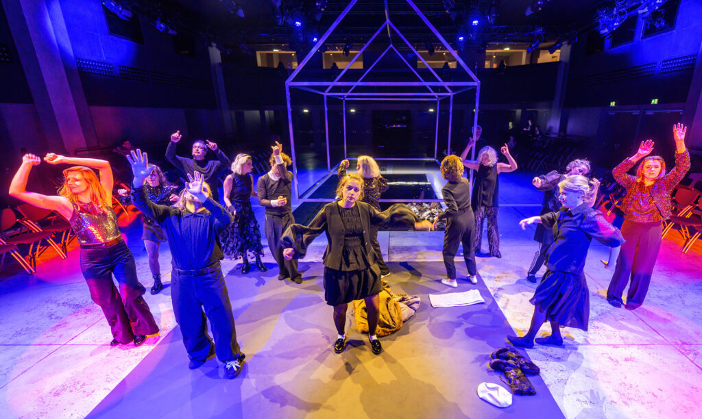 TiB, Planetenparty Prinzip. Erben. Wer kriegt das Haus? Foto: Johannes Gellner 2025